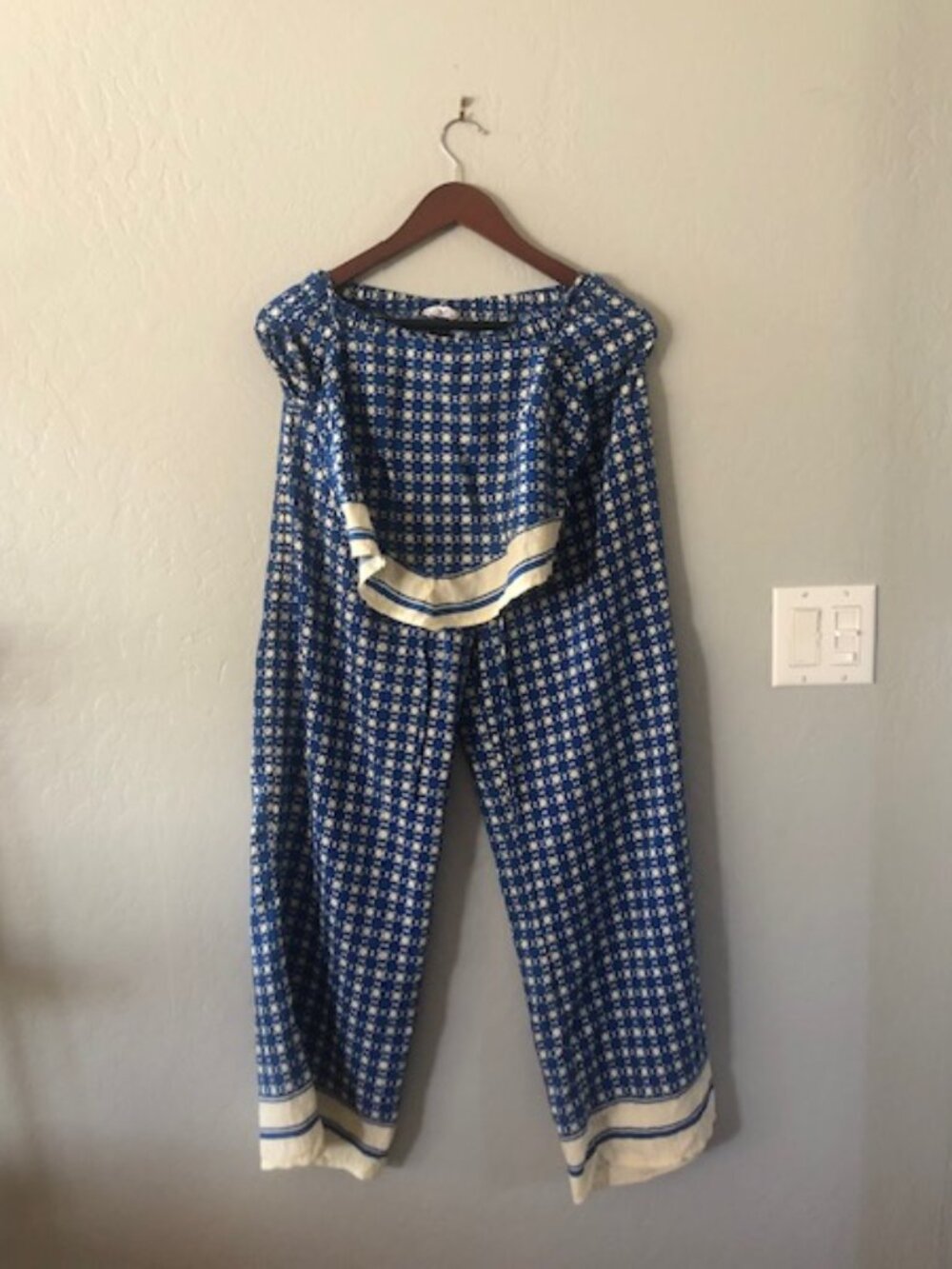 blue white lounger